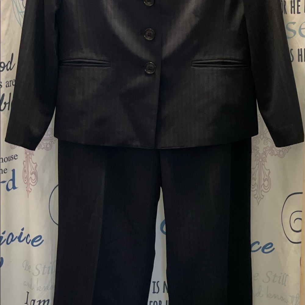 NWOT Le Suit 2pc navy, fine pinstripe pant suit. Size 14 Petite.